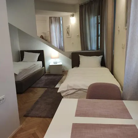 Cross Street 4 Vendégház 3*