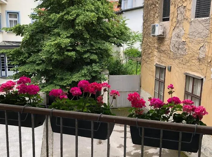 Cross Street 4 بيت ضيافة 3*